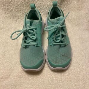 Slightly used sea foam green under armour women’s shoes size 8